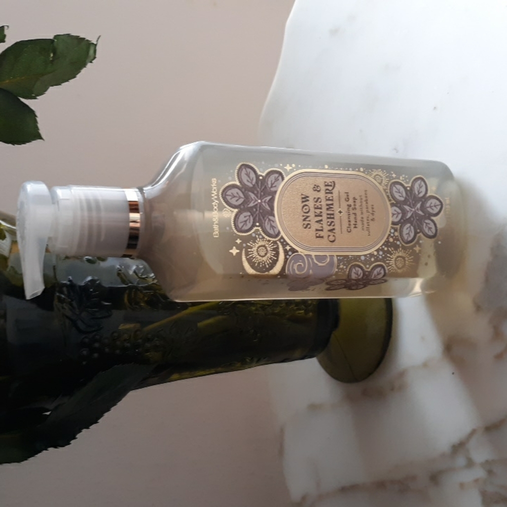 Bath & Body Works "Snowflakes & Cashmere"